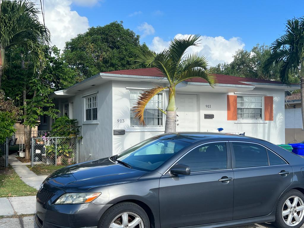 Foto principal - 913 SW 8th Ct