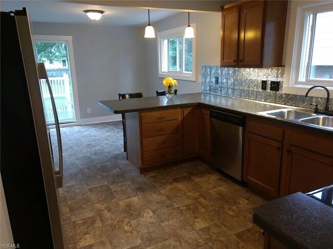 kitchen, eating area - 353 N Chestnut St