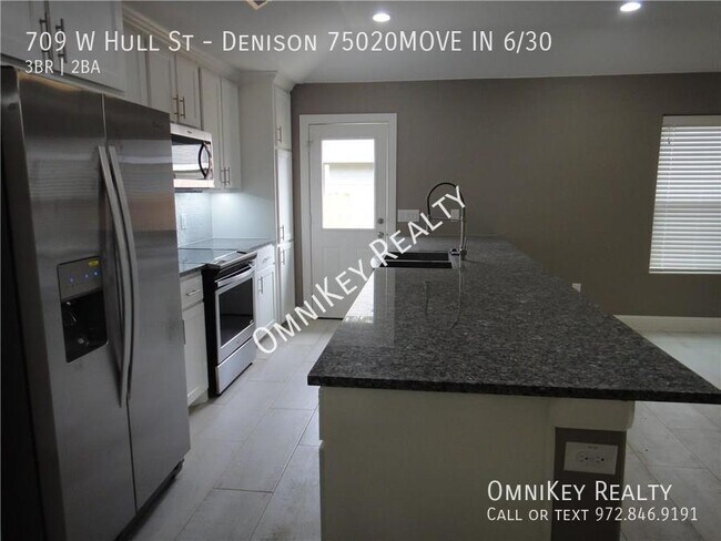 Building Photo - 709 W Hull St