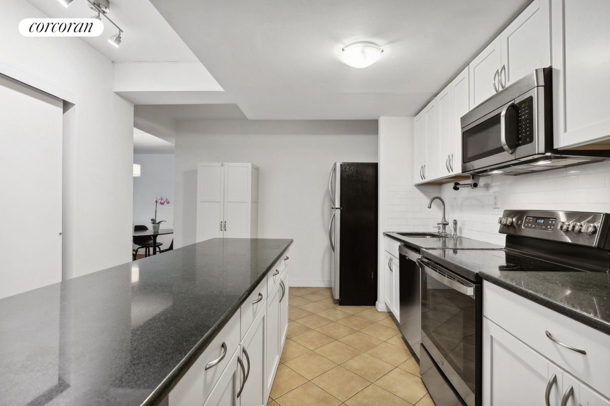 Building Photo - 402 E 90th St