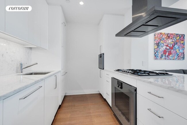 Building Photo - 460 W 42nd St