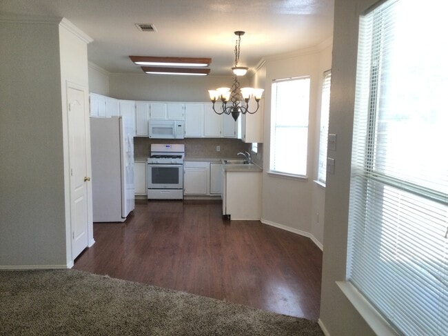 Building Photo - 2208 Ridgewood Dr