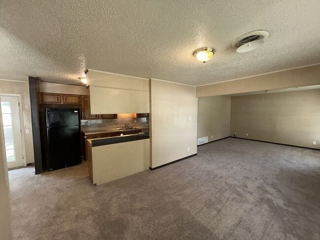 Building Photo - 1302 Becker Dr