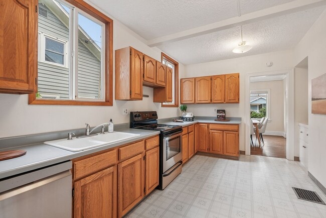 Building Photo - Classic Portland Charm + Modern Comfort in...