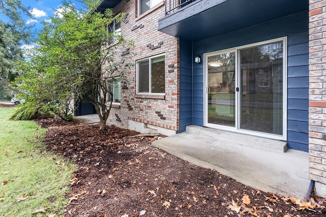 Building Photo - Royal Pines