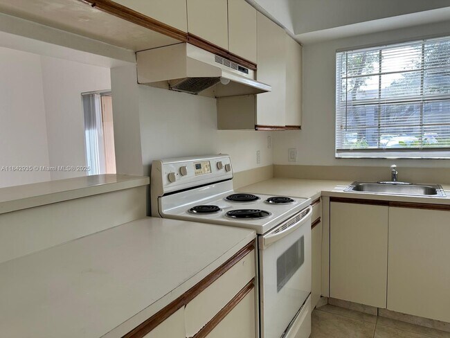 Foto del edificio - 601 Cypress Lake Blvd