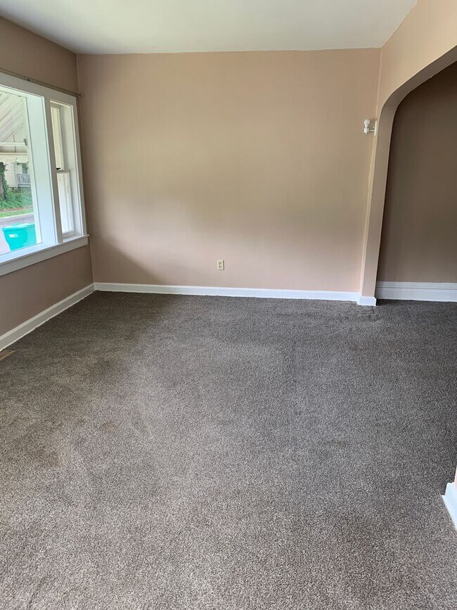 Foto del edificio - 4 bedroom, 2 bath home with detached garage