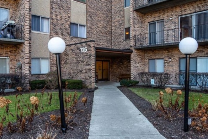Foto principal - 725 W Huntington Commons Rd