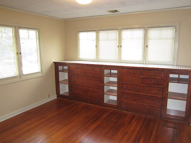 Estantes y cajones empotrados - 228 N Myrtle Ave