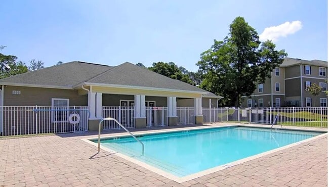 Building Photo - Whispering Oaks