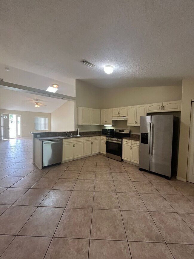Foto del edificio - Welcome to this beautiful 3-bedroom, 2-bat...