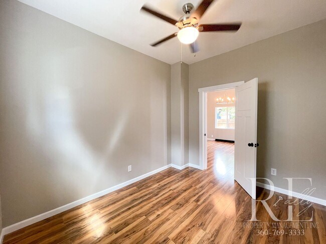 Foto del edificio - 3BR Bremerton Home with Vintage Charm & Mo...