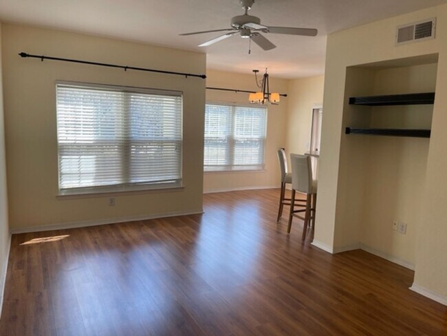 Foto del edificio - ** Second Floor Condo Available Now in Tid...