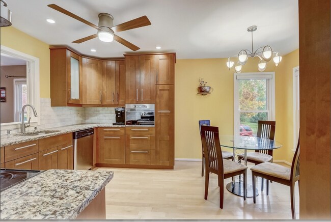 Foto del edificio - 909 Winchester Ct