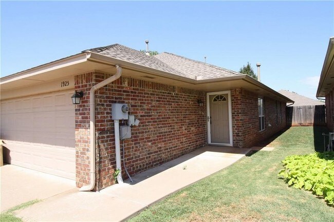 Building Photo - Charming 2 bed duplex in Edmond.