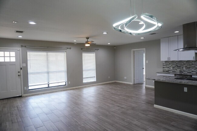 Building Photo - Charming Fully Updated 1930's Cottage in J...