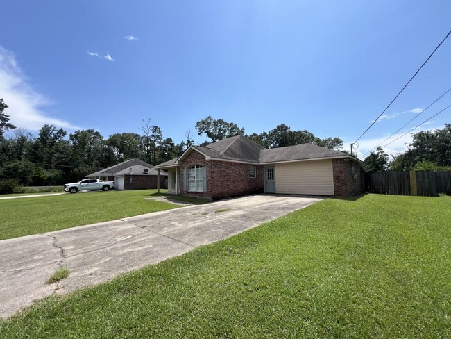 Building Photo - Charming 4-Bedroom Home with Large Backyar...