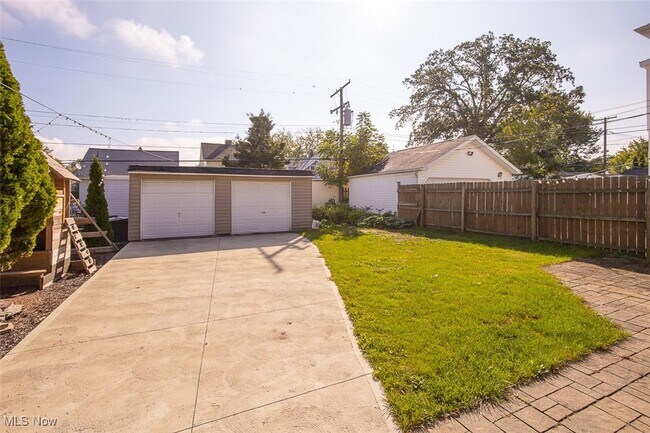 Building Photo - 2083 Chesterland Ave