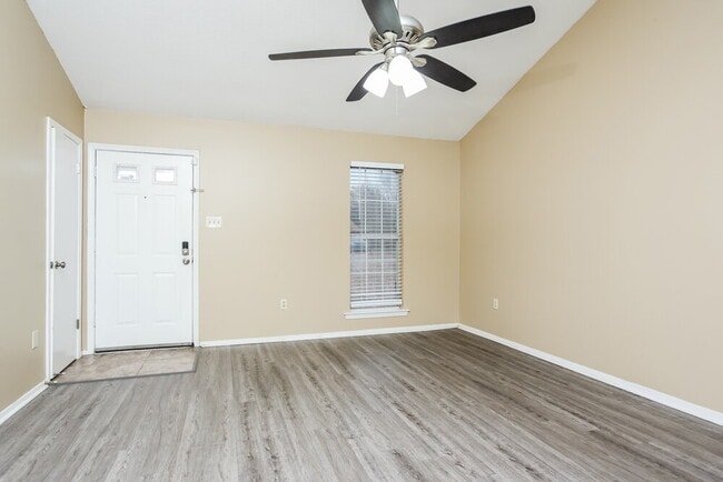 Foto del edificio - 6265 Jamestown Dr