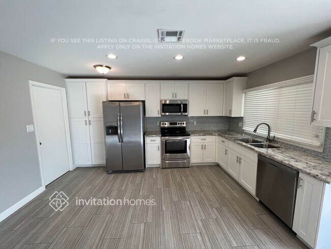 Foto del edificio - 2461 E Manhatton Dr