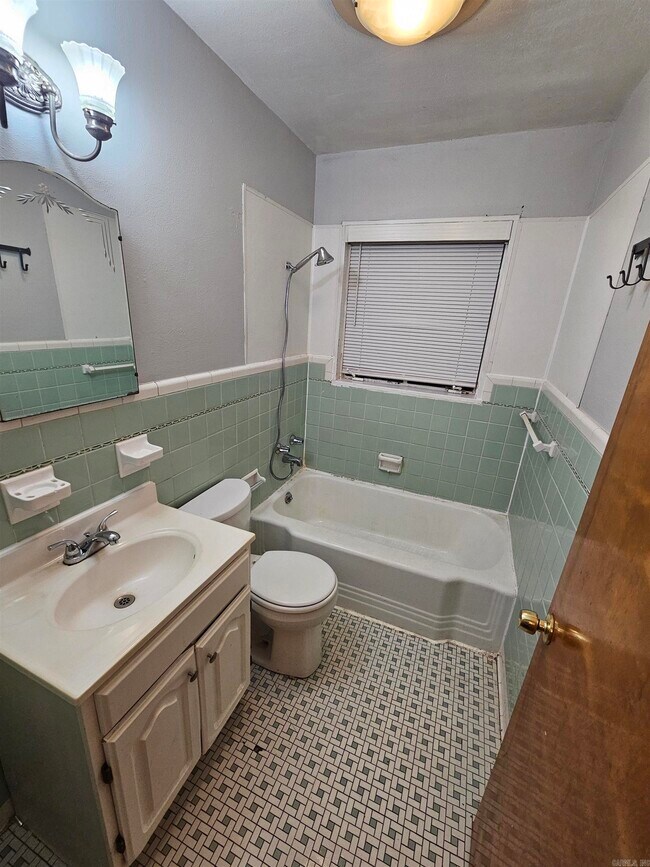 Building Photo - 309 W J Ave