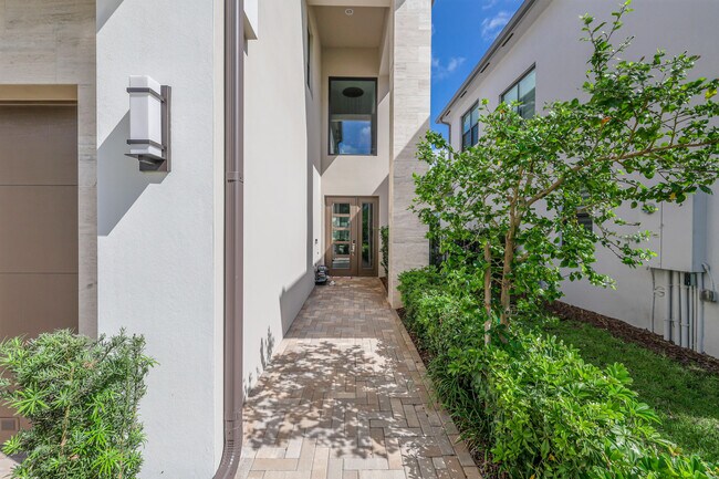 Foto del edificio - 8283 Royal County Down Rd