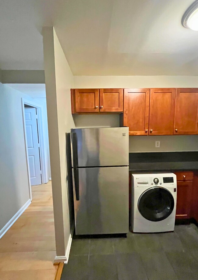 Foto del edificio - Modern 2-Bedroom Apartment with In-Unit La...