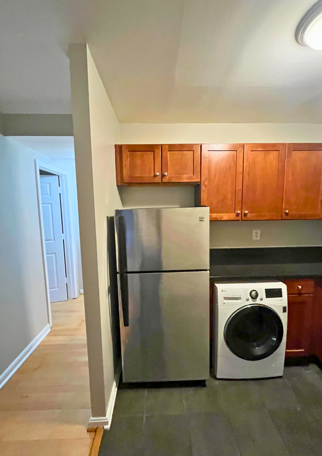 Building Photo - NEWLY AVAILABLE - RENOVATED 2 BR UNIT IN T...