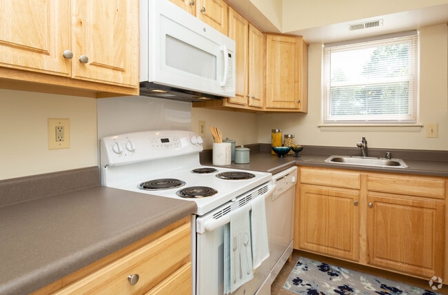 2BR, 1.5BA - 844 SF - Woodsdale Apartments