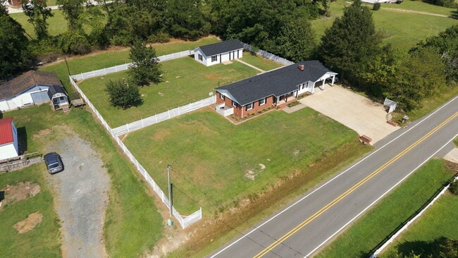Building Photo - 695 Old Rte 22