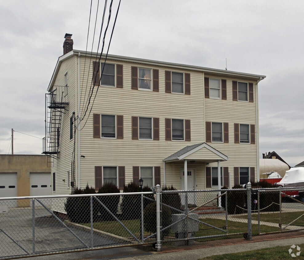 Primary Photo - 14 Hamilton Ave