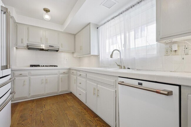 Foto del edificio - 6509 Kester Ave