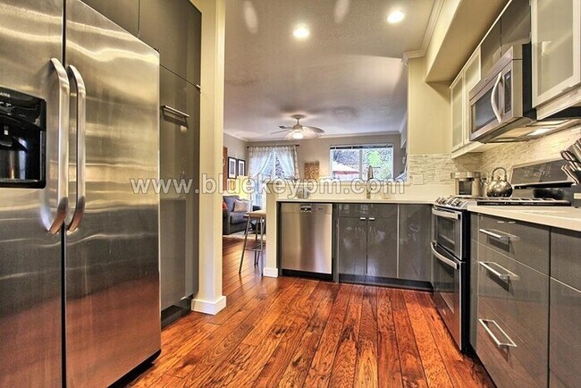 Foto del edificio - 2 Bed, 2 Bath Townhouse Near Forest Height...