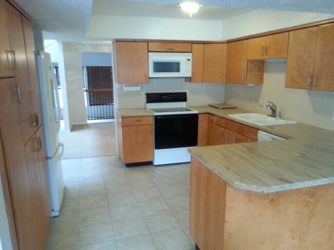 Building Photo - 1805 Laurelhurst Dr E