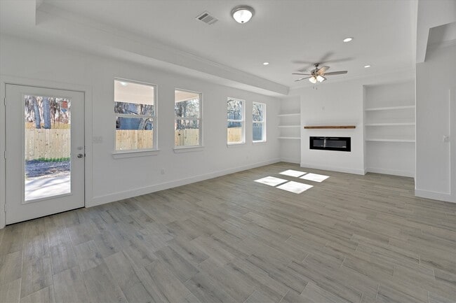 Building Photo - 939 Lake View Dr