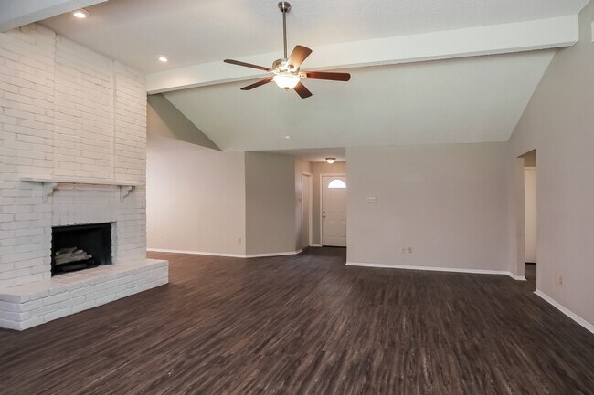 Building Photo - 16411 N Cross Dr