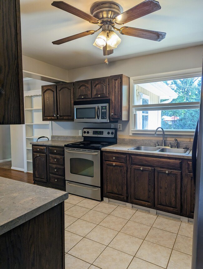 Building Photo - 2873 Belaire Cir