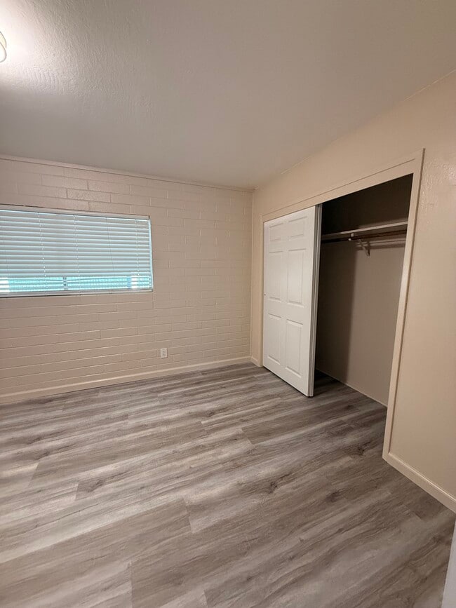 Foto del edificio - 1332 Thompson Ave