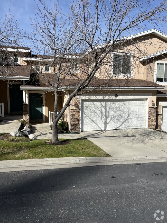Building Photo - 1376 Alpine Way
