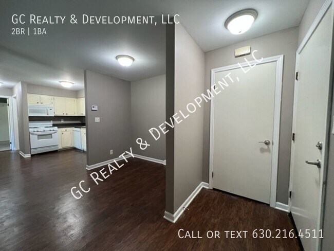 Building Photo - ***1ST FLOOR UNIT / 2 BDRM / 1 BATH / STOR...