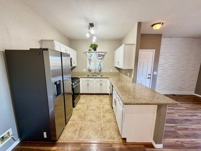 Building Photo - 2 bedroom condo in gated SE location.