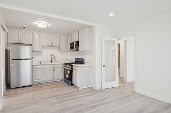 Building Photo - 337 Rexford Dr