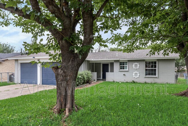 Building Photo - 1406 Willowbrook St