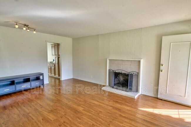 Foto del edificio - 2295 N Tustin St