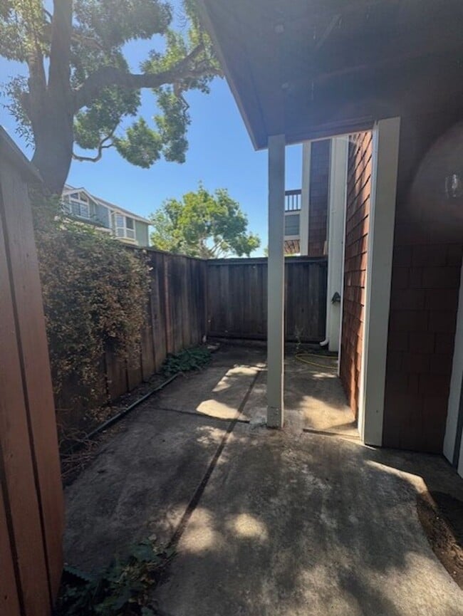 Building Photo - Super Adorable 3 Bedroom Townhouse!