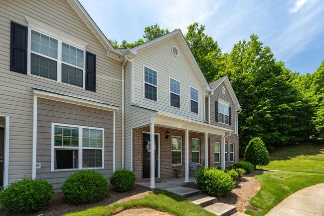 Foto del edificio - Lovely 2 bedroom 2 1/2 bathroom Townhome in Northeast Greensboro!
