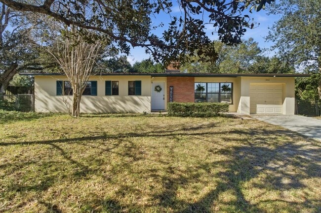 Building Photo - 1411 Crest Dr