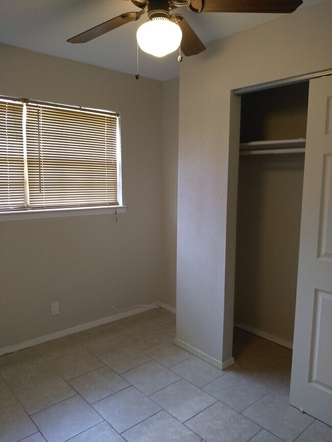 Building Photo - 6917 Alto Rey Ave Apt A