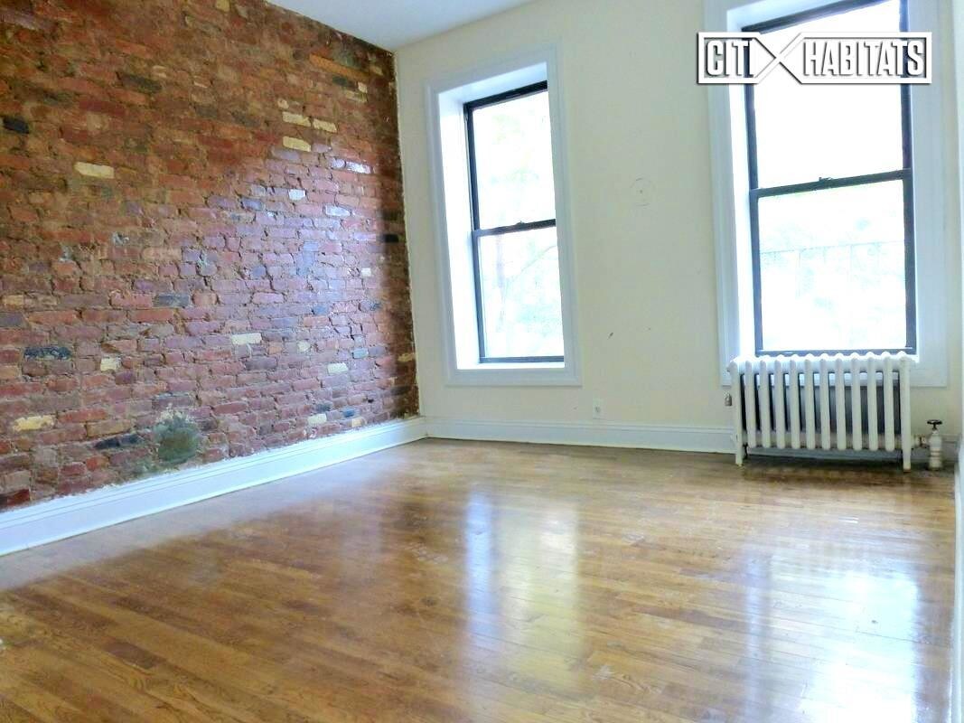 Primary Photo - 222 Thompson St