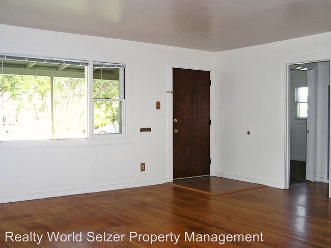 Building Photo - 2 br, 1.5 bath House - 245 W. Gobbi St.